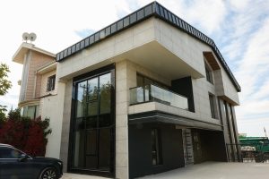 Ankara'da bir binada uygulanan modern seramik cephe kaplama tasarımı.